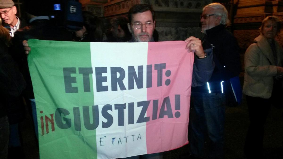 Un activista contra el amianto protesta a la salida de la Corte de Casacin en Roma
